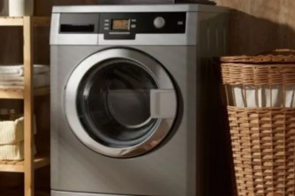 lava e seca em uma lavanderia ao lado cesto de roupas
